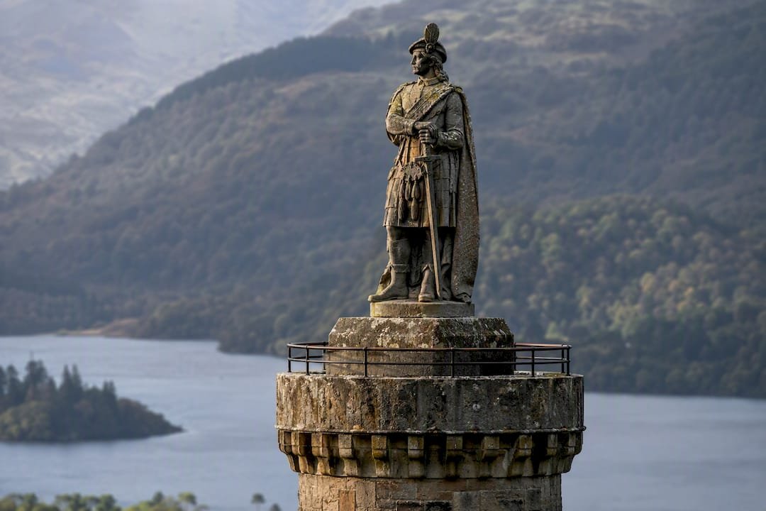 Kilted soldier statue atop monument